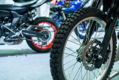¿Cómo se leen las medidas de las llantas para moto?