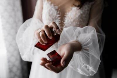 Perfumes amaderados para mujer: aromas con personalidad propia