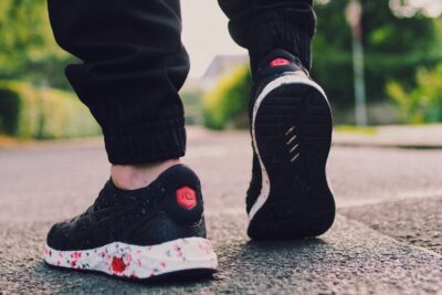 Guía completa para crear outfits modernos y elegantes con tenis negros en México