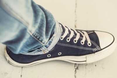 Ideas modernas para combinar tenis Converse clásicos en outfits masculinos