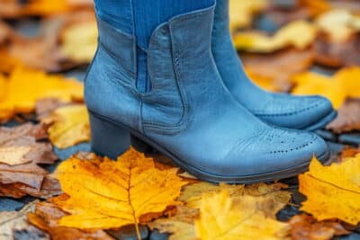 Cómo combinar botas azules en looks modernos y versátiles para cualquier ocasión