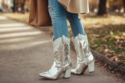 Cómo combinar botas plateadas para un look moderno y elegante en México