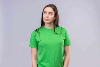 Cómo combinar una playera verde para mujer y lograr looks modernos y cómodos en México