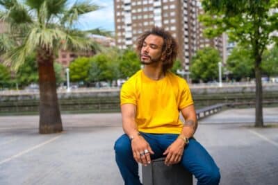 Cómo combinar una playera amarilla para hombre y lograr outfits modernos y equilibrados