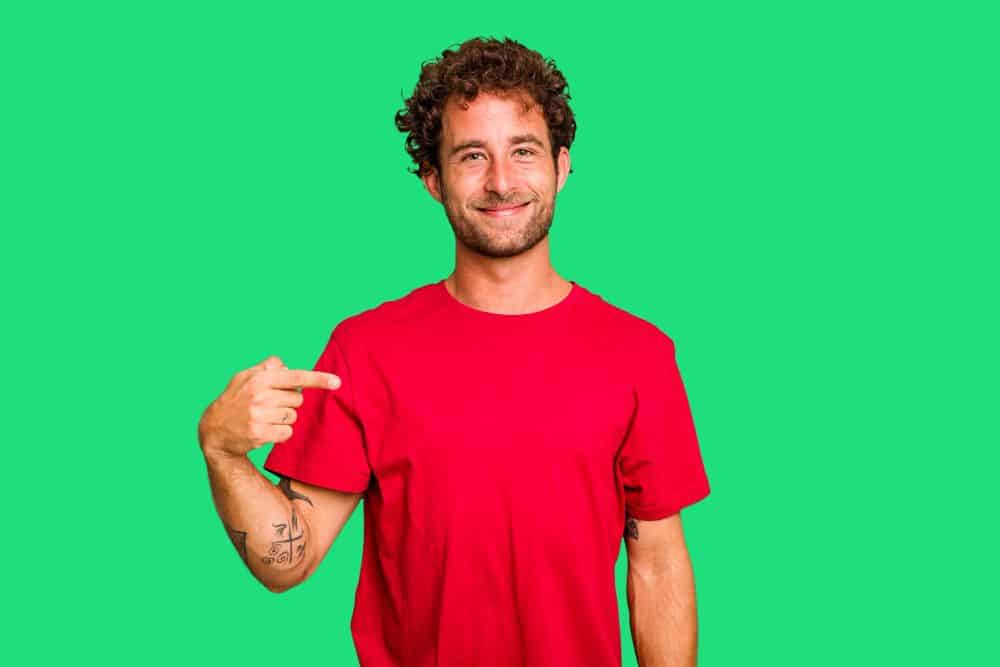 Cómo combinar una playera roja