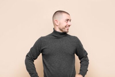 Cómo llevar la playera de cuello de tortuga para hombre con estilo mexicano y versatilidad total