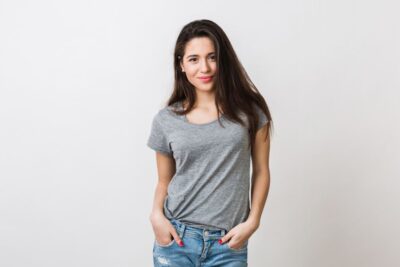 Ideas modernas para combinar una playera gris de mujer y lucir increíble en cualquier ocasión