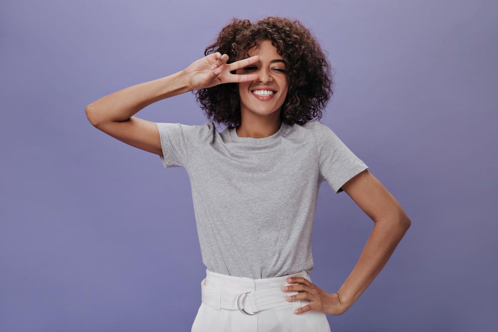 transformar tu outfit con playera gris