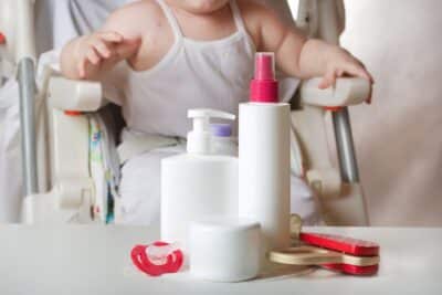 Ingredientes que conviene evitar en perfumes y lociones para bebés