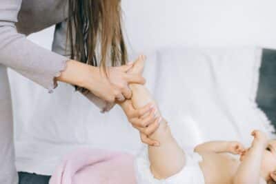 Cómo limpiar pliegues, cuello y manos del bebé sin resecar la piel