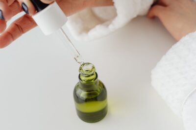Aceites faciales: cuándo y cómo incluirlos en tu rutina de cuidado