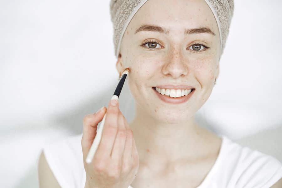 Aplicación de maquillaje para poros dilatados