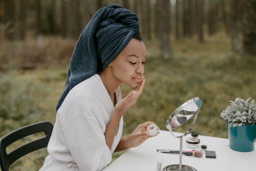 Cuidado facial por edad mujer adulta