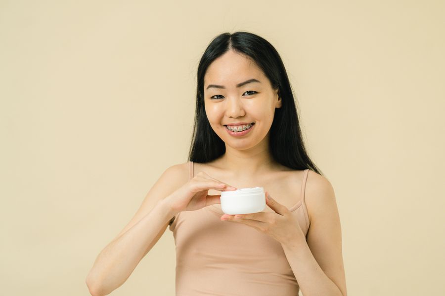 Cuidado facial minimalista con cosméticos