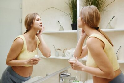 Cuidado facial durante el embarazo: qué ingredientes usar y cuáles evitar