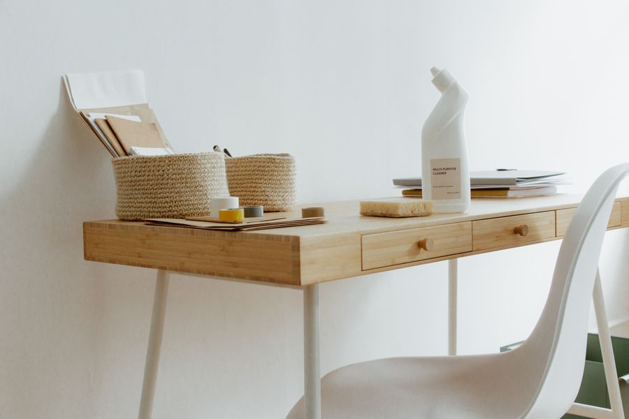 Escritorio ordenado con productos de limpieza