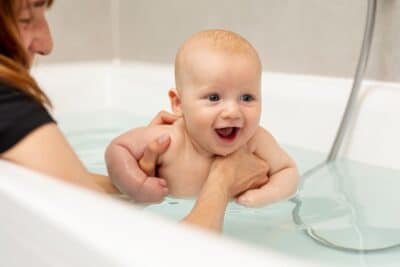 Esponjas, gasas o manos: qué usar para bañar al bebé