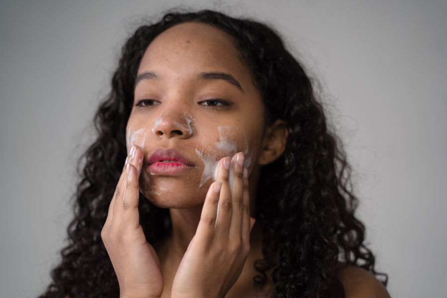 Limpieza facial para controlar grasa y brotes