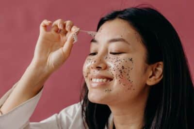 Exfoliación facial: química vs. física