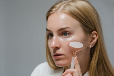 Dispositivos faciales: cómo funcionan el Gua Sha, el rodillo de jade, la microcorriente y la luz LED
