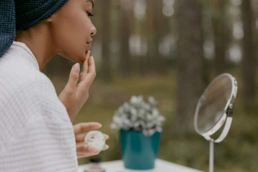 Rutina de cuidado facial con retinol