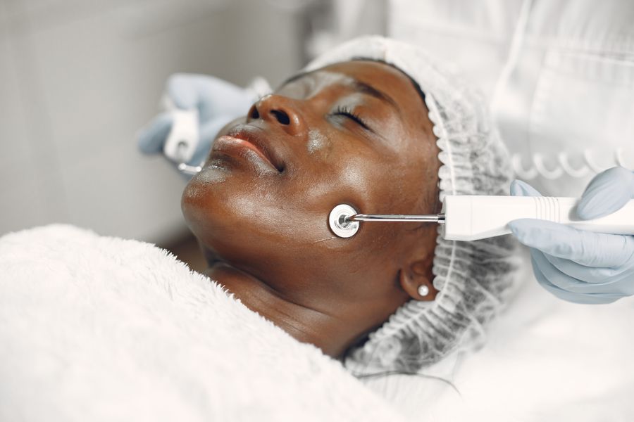 Tratamiento facial de microcorriente