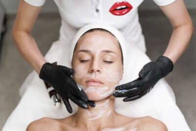 Errores comunes en el cuidado facial: qué evitar