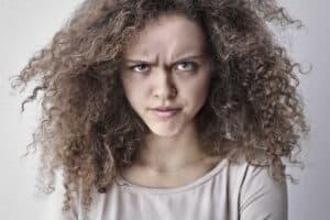 Mujer con cabello rizado y frizz