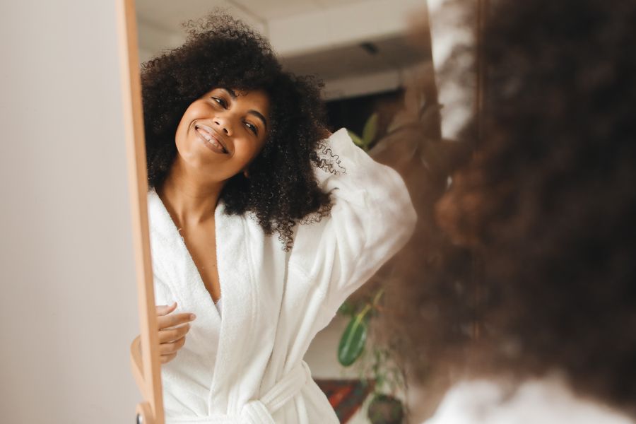 Mujer feliz con cabello rizado Método Curly Girl