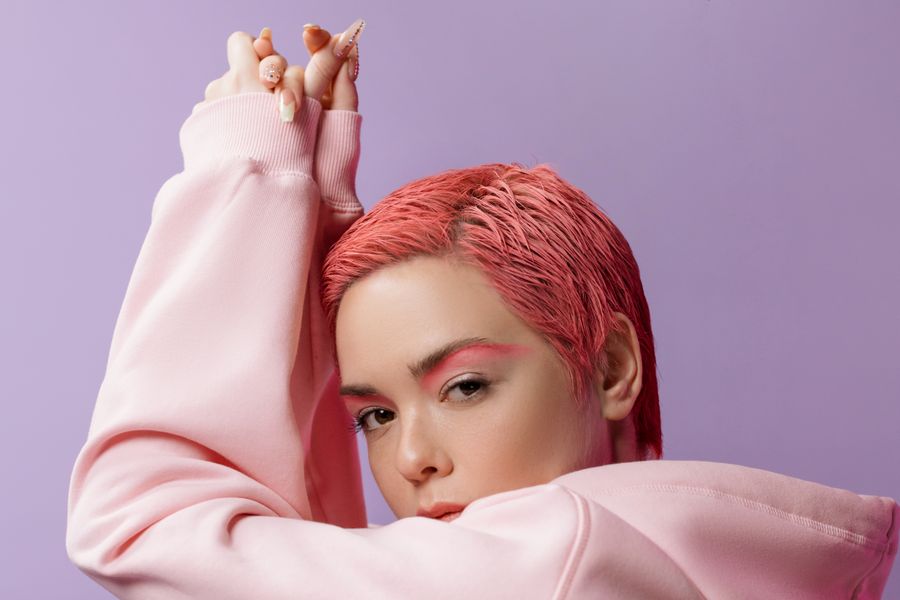 Mujer joven con cabello teñido rosa