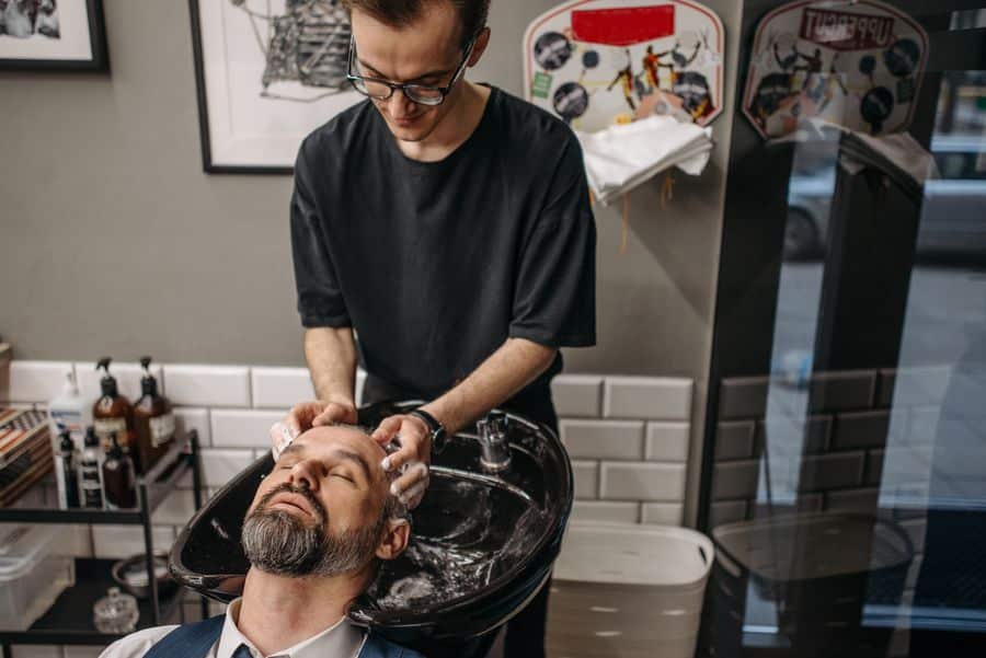 Lavado profesional de cabello liso en salón